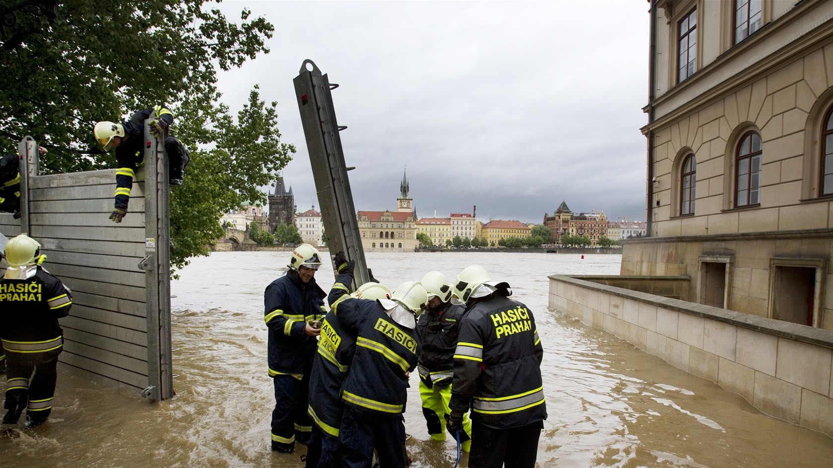 Река Влтава наполняется водой и готовится затопить Прагу