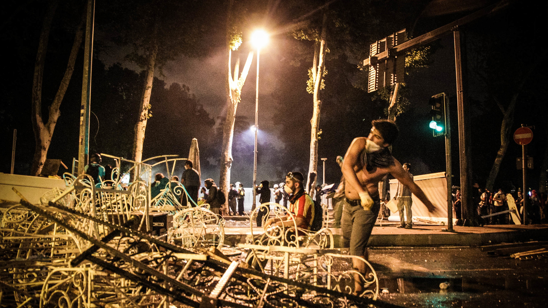 В ночных столкновениях участвовали около 10 тысяч человек. Фото- Мустафа Найем, специально для ZN.UA