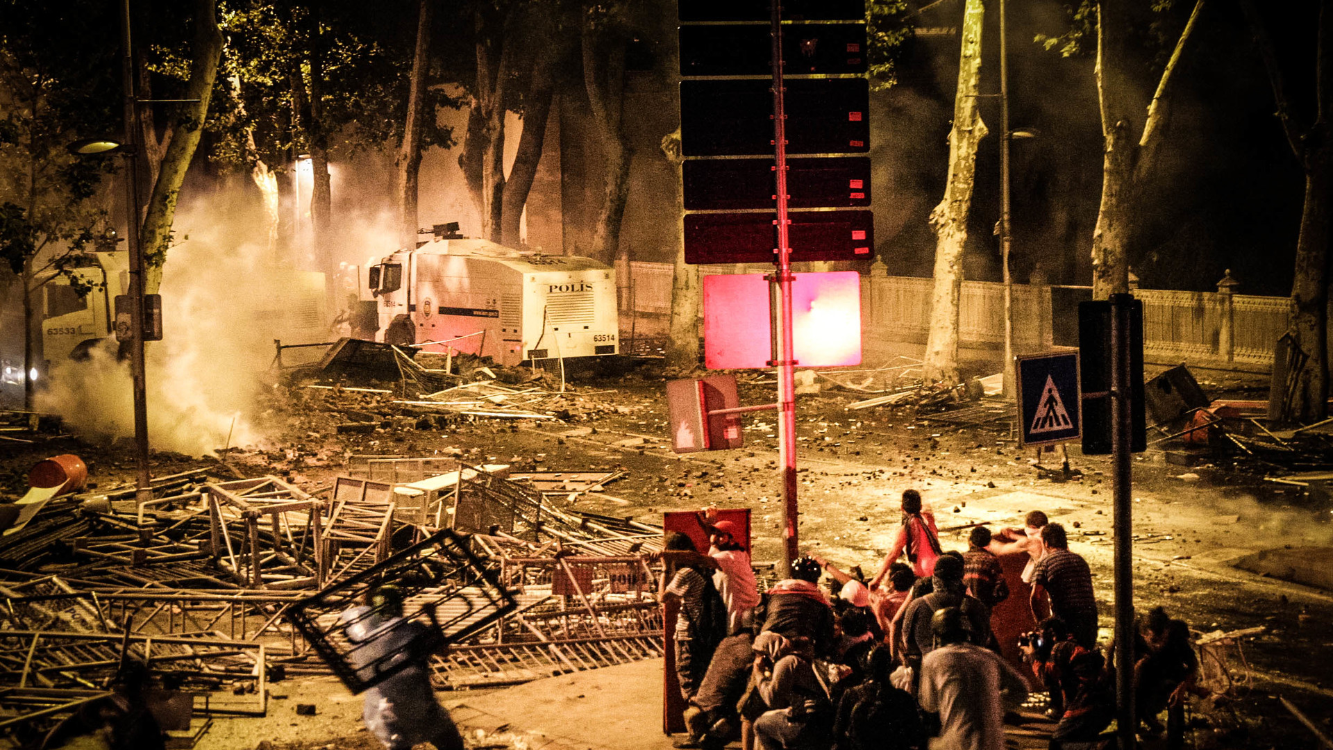 В ночных столкновениях участвовали около 10 тысяч человек. Фото- Мустафа Найем, специально для ZN.UA