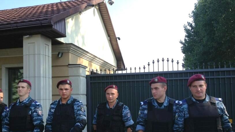 Журналисты пришли под Межгорье, однако "Беркут" перекрыл въезд/выезд из резиденции