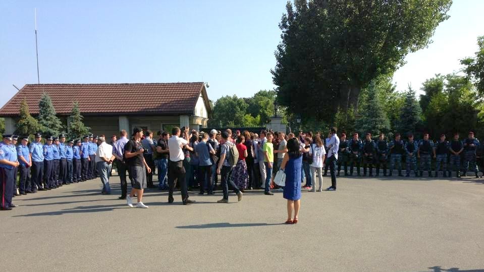 Сельский голова Новых Петровцев зачитывает решение суда о запрете акции