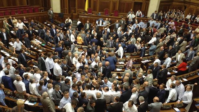 В Раде возникли потасовки между оппозицией и регионалами