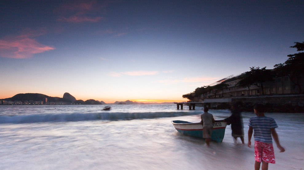 «Дети рыбаков». Дети помогают своим отцам. Бедные жители Рио-де-Жанейро чаще всего зарабатывают себе на жизнь рыбной ловлей. «Дети рыбаков». Дети помогают своим отцам. Бедные жители Рио-де-Жанейро чаще всего зарабатывают себе на жизнь рыбной ловлей. Пляж Копакабана, Рио-де-Жанейро, Бразилия. (Luis Gutman)