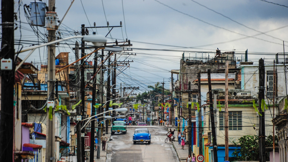 «Регла, Гавана, Куба». В феврале 2013 года я посещал фотосеминар в Гаване, и забрёл в пригород Регла. Моё внимание привлекли многочисленные провода и старые автомобили. Такое можно увидеть только на Кубе. (Daniel Ikemiyashiro)