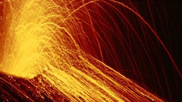 По разным данным, у Этны имеется от 200 до 400 боковых вулканических кратеров