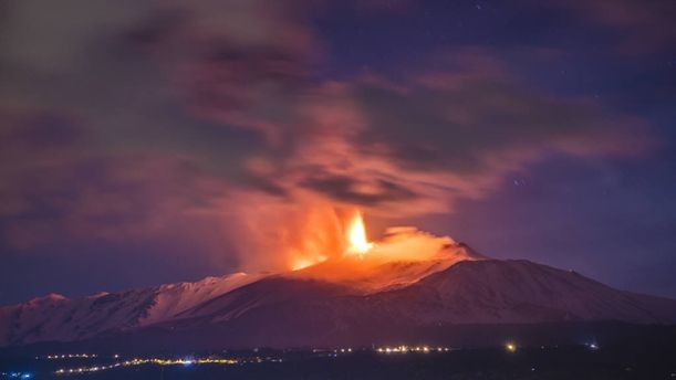 Примерно 6 000 лет назад восточный склон горы откололся и рухнул в море