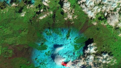 На склонах Этны выращивают фрукты, оливы, разводят виноградники