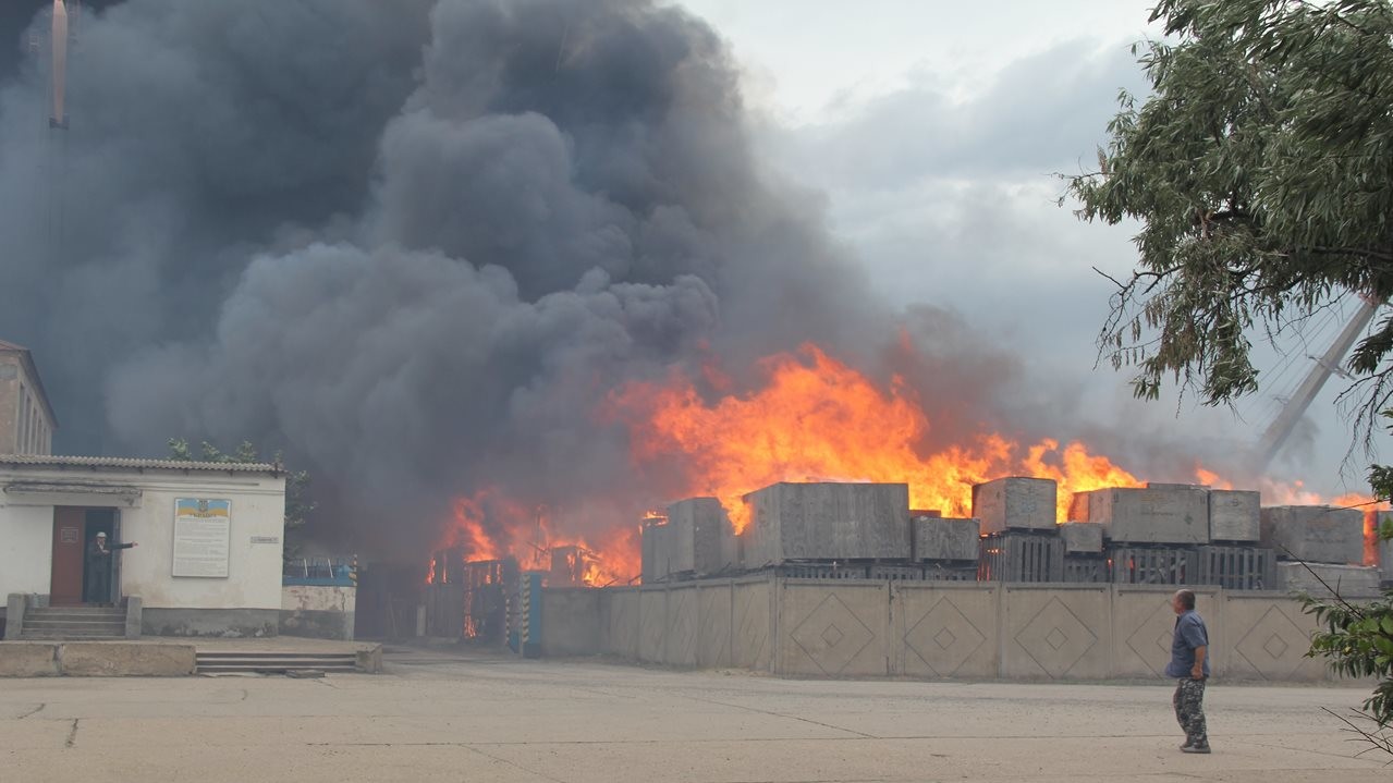 Портовые склады в Керчи уничтожил огонь