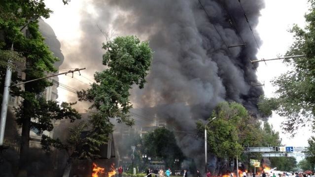 Из-за взрыва бензовоза в Алматы загорелась вся улица