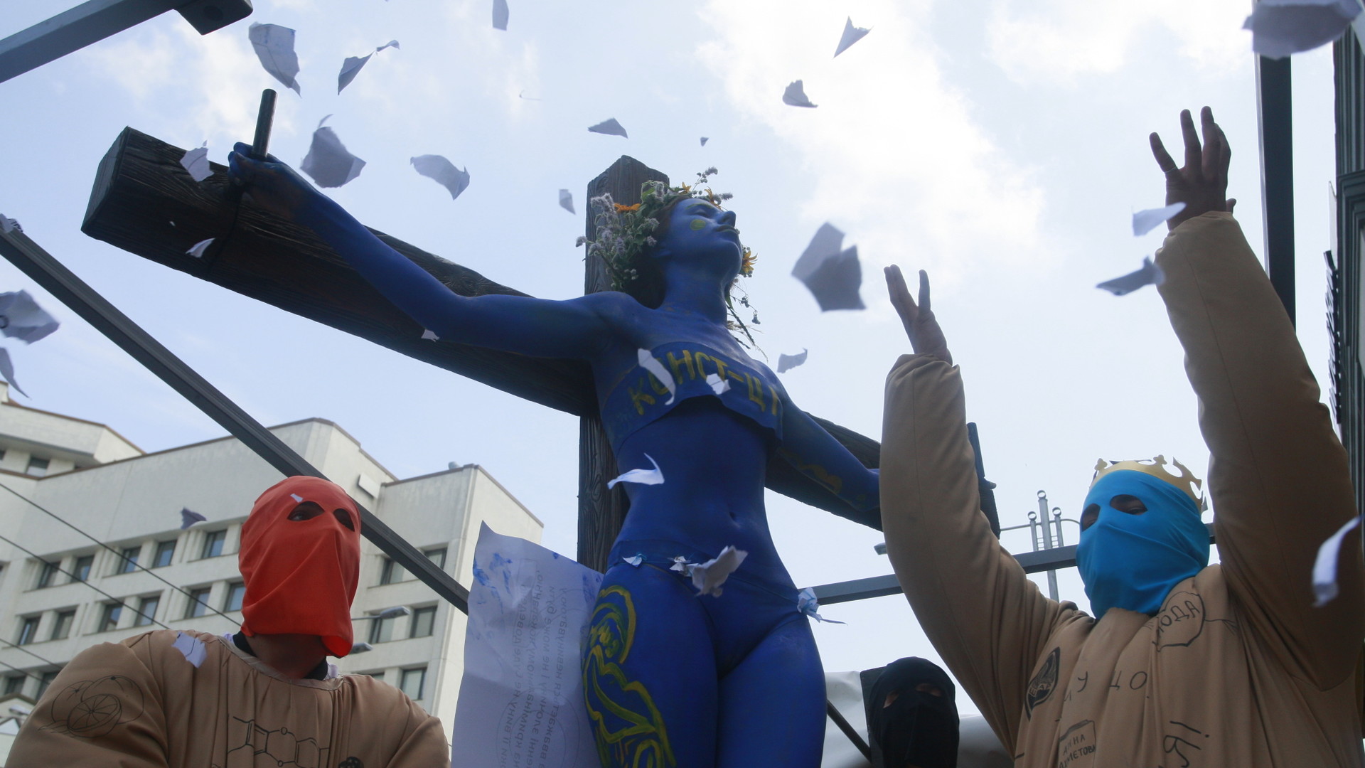 Участники акции вырывали из «Конституции» листки со статьями, где были написаны основные права и свободы украинских граждан.