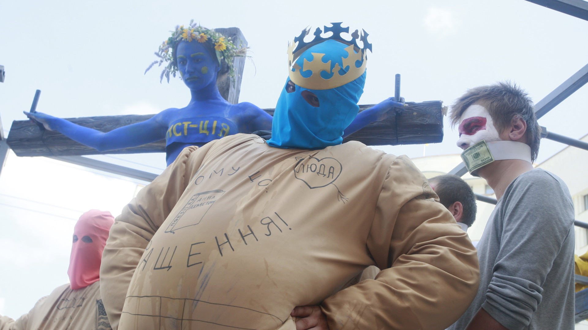 Каждый из находящихся возле нее верзил символизировал определенный период в жизни страны: 1994 - 2005, 2005 - 2010 и 2010 - 2015.