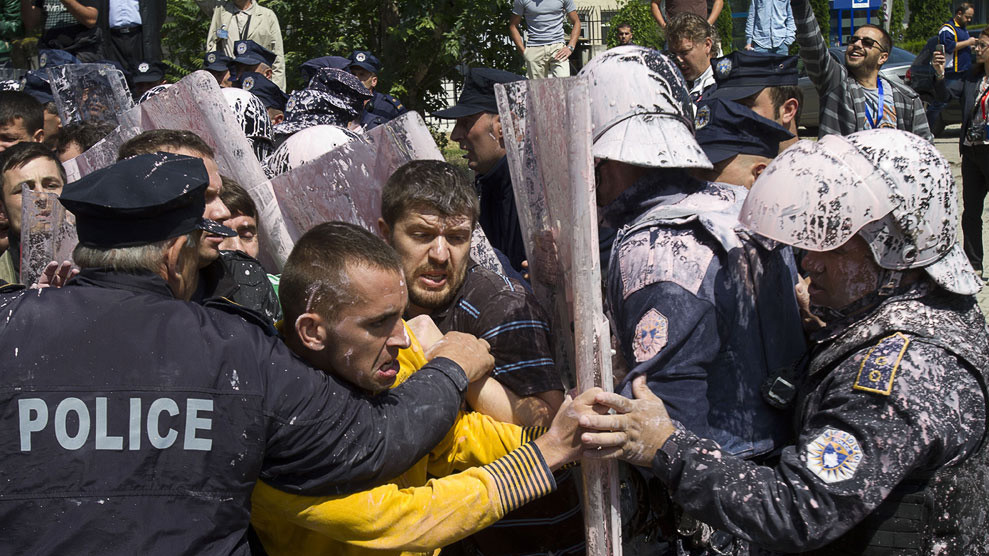 Косово. Столкновение с полицией во время акции протеста против договора сербских и косовских властей о нормализации отношений. Полицейских забросали краской, 27 июня 2013.