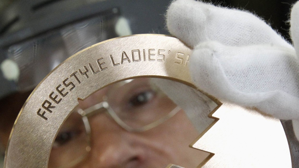 Одной из основных стадий изготовления медалей является вставка в металлическую часть элементов из поликарбоната, представляющего собой кусочек «лоскутного одеяла Сочи-2014».