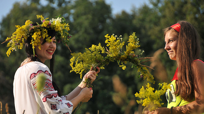 Во время праздника девушки плели огромные венки из трав и цветов.