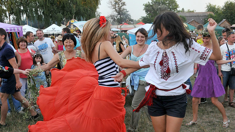 Все танцевали и веселились от души.