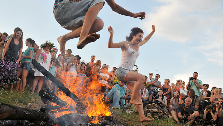 Когда стемнело, зажгли костер, через который сначала прыгали юноши, а затем – парами, по народному обычаю - очищались огнем.