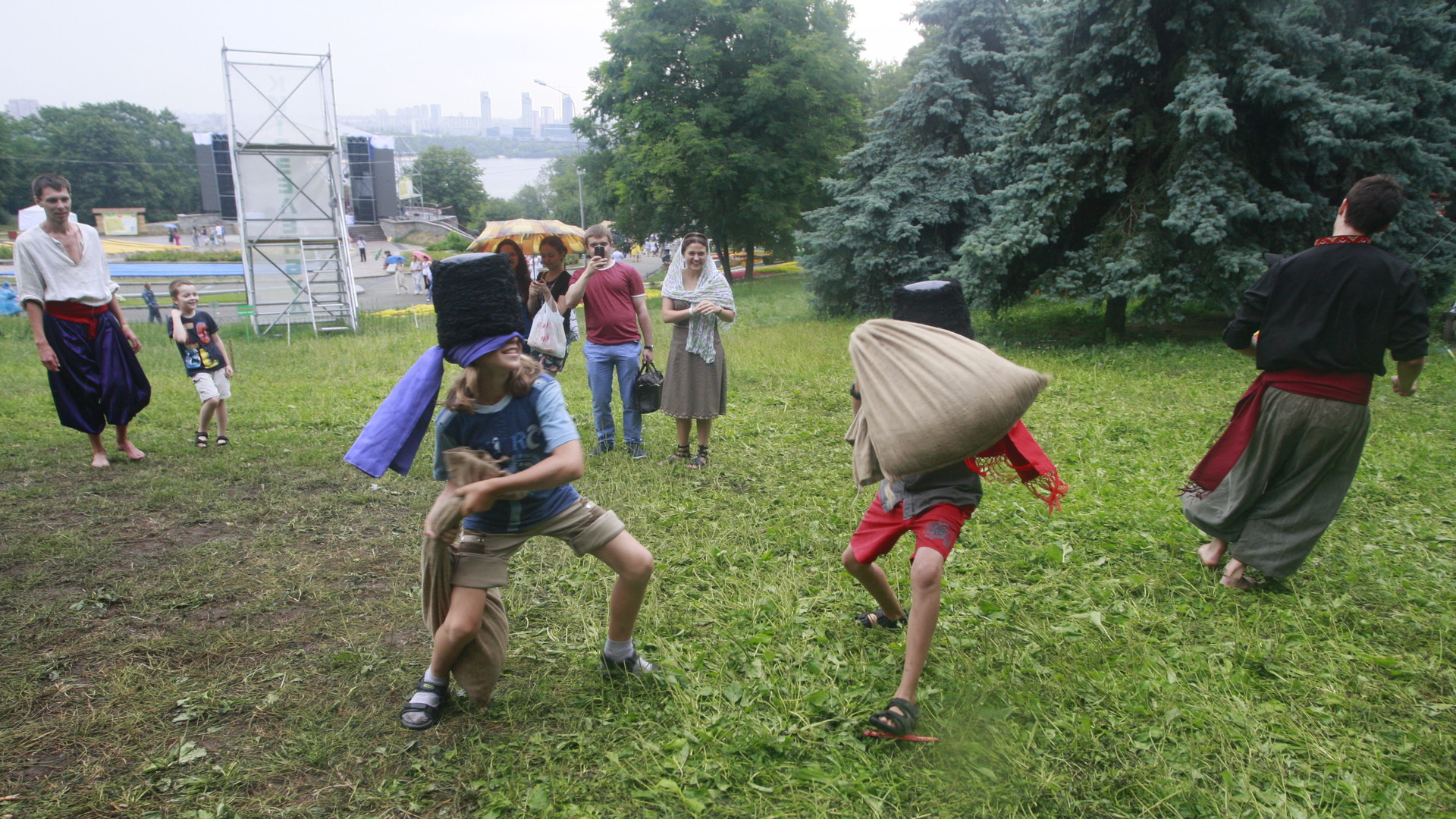 А сами потомки казаков демонстрировали силу и ловкость.