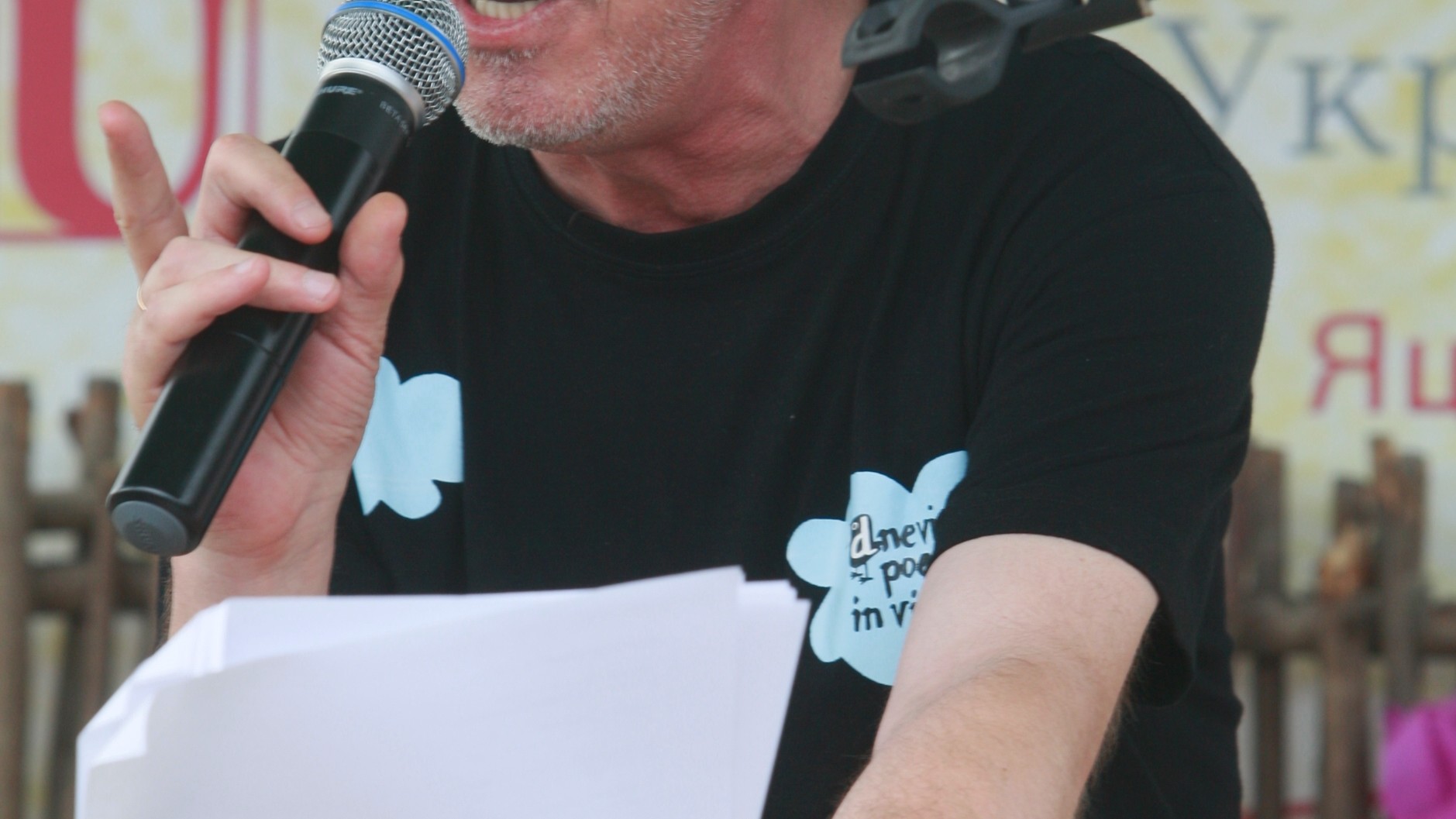 На литературной "Країні мрій" состоялись встречи с современными украинскими поэтами и писателями. (На фото поэт Александр Ирванец)