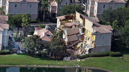 Во Флориде половина дома ушла под землю