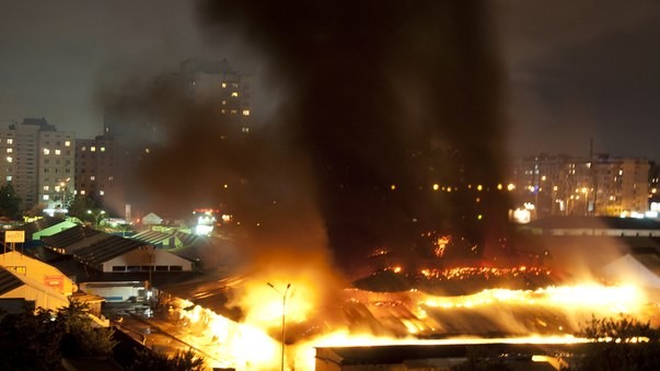 Возле метро Героев Днепра ночью сгорел рынок