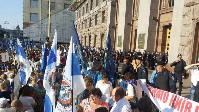 Киевсовет окружили милиция и спортсмены.