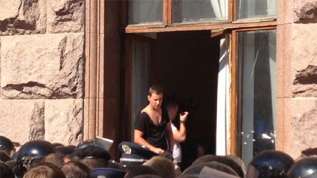 Оппозиция прорвалась в здание КГГА