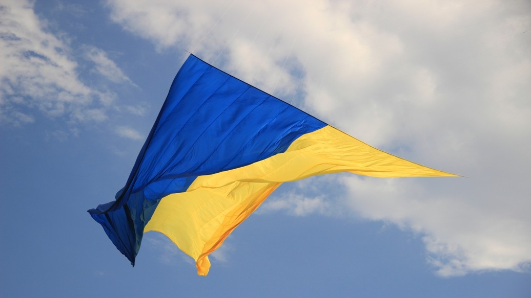 В Донецкой области на воздушных змеях в небо подняли рекордно большие флаги Украины и Евросоюза