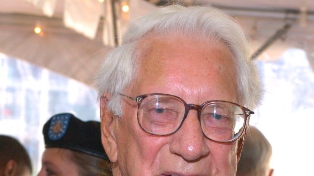 Карл Линднер - основатель American Financial Group, глава Uninted Dairy Farmers. Состояние: 1,7 млрд. долл. (по состоянию на 2010 год). Место в списке миллиардеров Forbes: 582.

Детство Карла Линднера пришлось на разгар Великой депрессии в США. Его родители владели небольшим молочным хозяйством и благодаря этому смогли в таких сложных условиях прокормить семью. Однако им нужна была помощь, и четырнадцатилетний Карл бросил школу ради того, чтобы возить цистерны с молоком.
В 1940 году, когда США уже почти выбрались из экономического кризиса, Линднер вместе с двумя братьями и сестрой взяли ссуду на 1200 и открыли крохотную лавочку для продажи домашнего мороженого. Скромное начинание выросло в сеть United Dairy Farmers; сегодня она насчитывает около 200 продовольственных магазинов по всей стране. И хотя большую часть своего состояния Линднер сколотил на инвестициях, толчком для его карьеры послужил именно семейный бизнес.