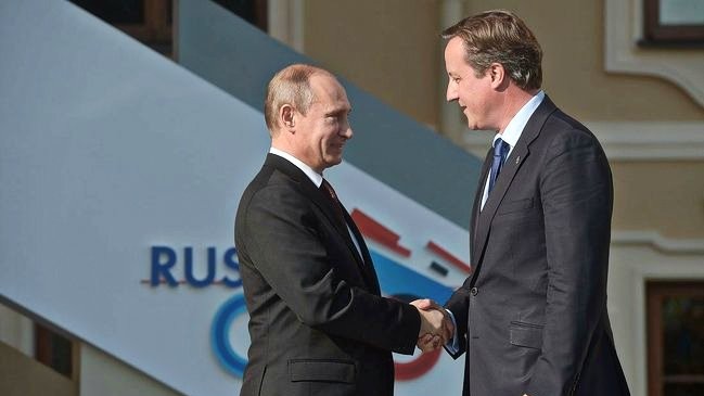 Рукопожатие с премьер-министром Великобритании Дэвидом Кэмероном