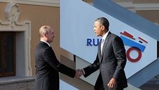 На фоне фотографий встреч с главами других государств (крупными планами), официальное фото встречи с президентом США Бараком Обамой на сайте президента РФ выглядит неоднозначно