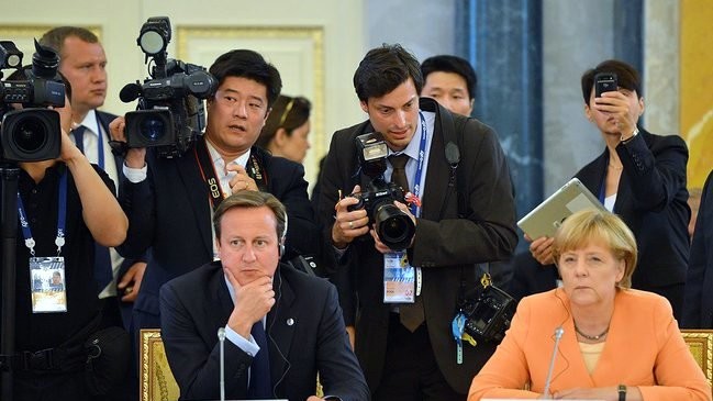 Кэмерон и Меркель внимательно слушают