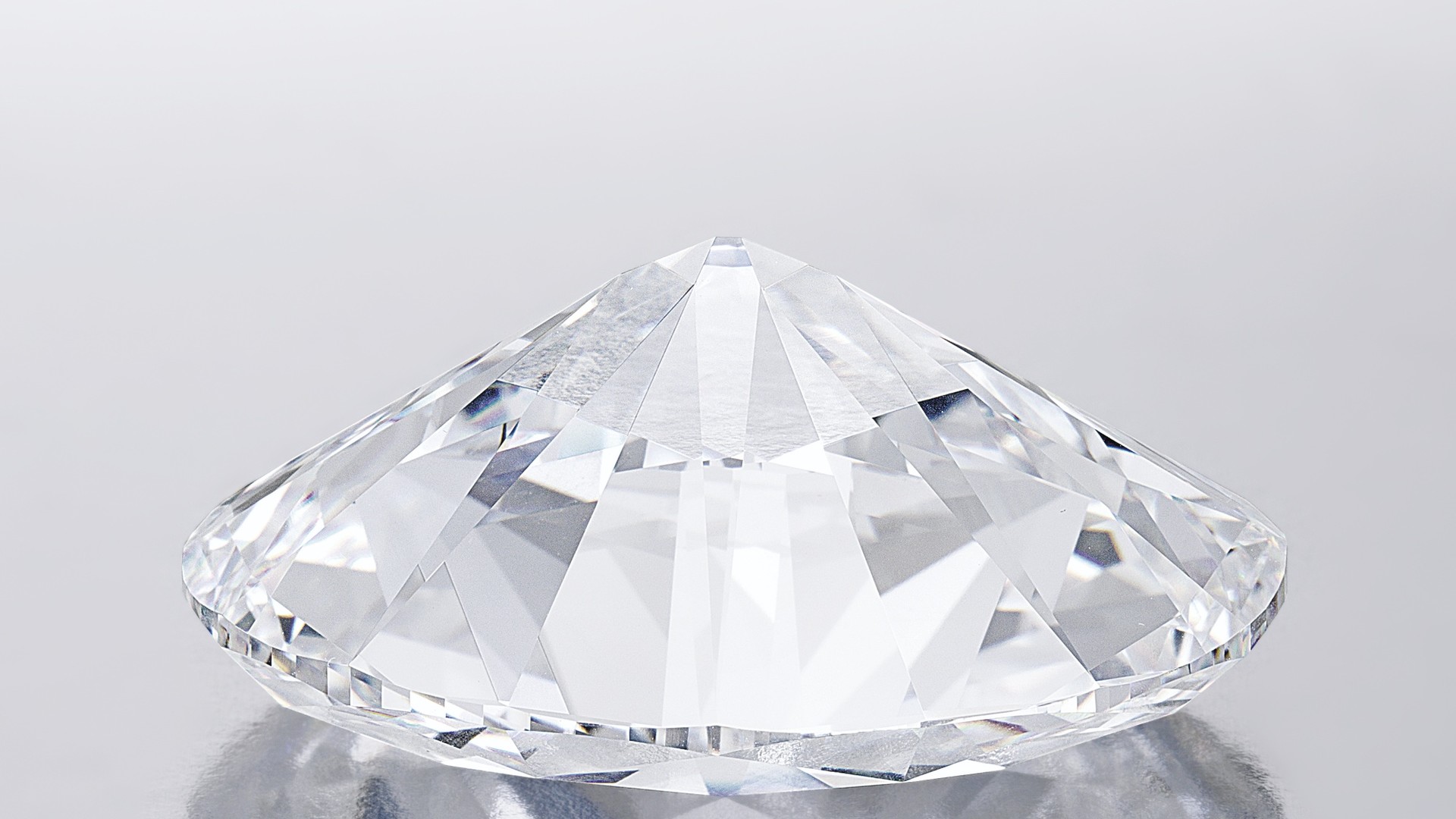 Крупнейший в мире бриллиант продан за рекордные $ 30,6 млн