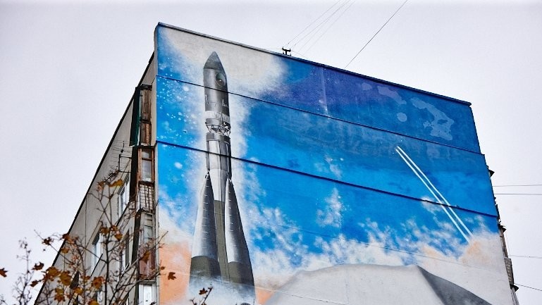 Портрет первого космонавта в скафандре на фоне космического корабля "Восток-1" нарисован на фасаде дома №39 по проспекту Гагарина