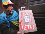 Перед забором разложили перед забором окровавленные портреты Захарченко