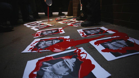 Перед забором разложили перед забором окровавленные портреты Захарченко