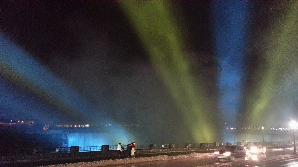 Украинцы Канады собрали свой Евромайдан на Ниагарская водопаде