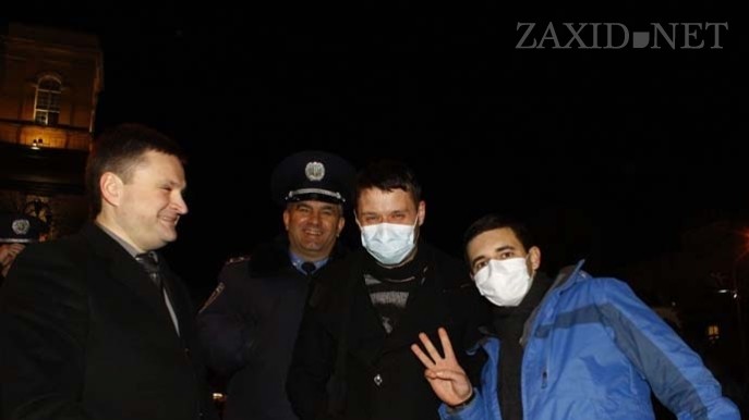 Львовяне пришли на Евромайдан в касках и марлевых повязках