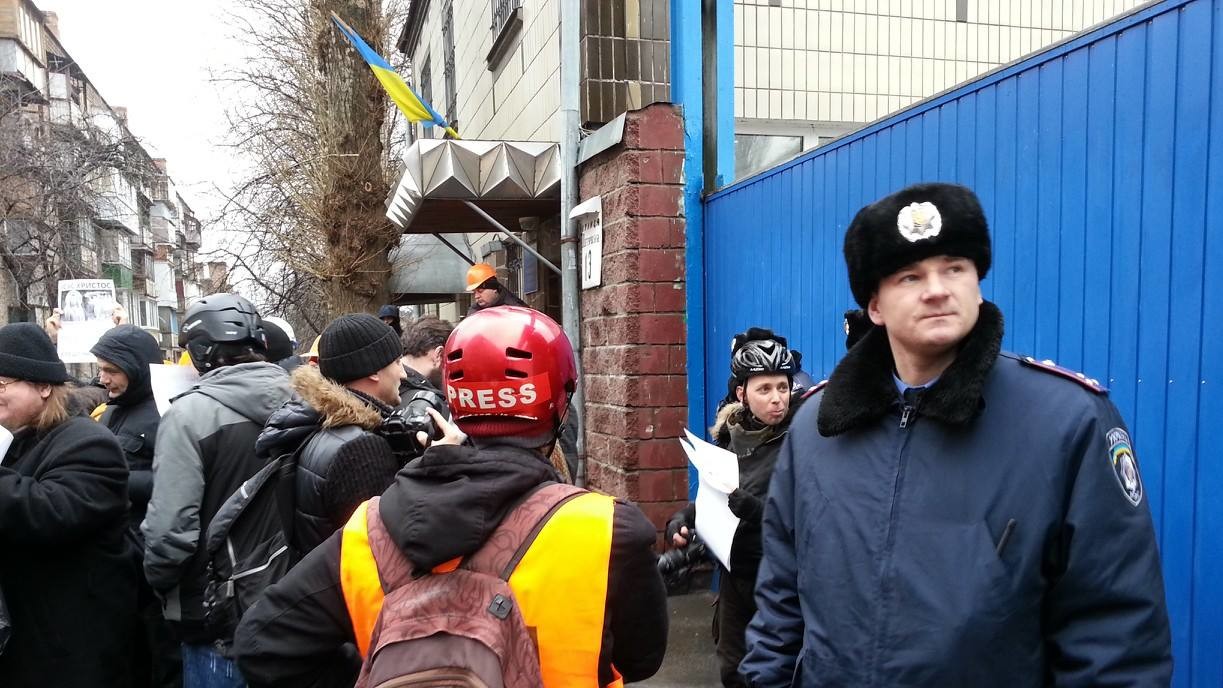 Писатели пришли сдаваться в СИЗО, потому что "не могут жить без касок и поездок колоннами"