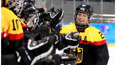 Женская сборная по хоккею радуется заброшенной шайбе