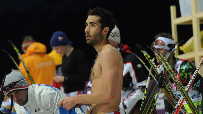 Біатлоністові Мартену Фуркаду тепло навіть у вечірній час