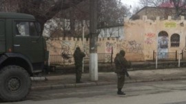 В Симферополе и Саках у воинских частей дежурят автомобили с вооруженными людьми