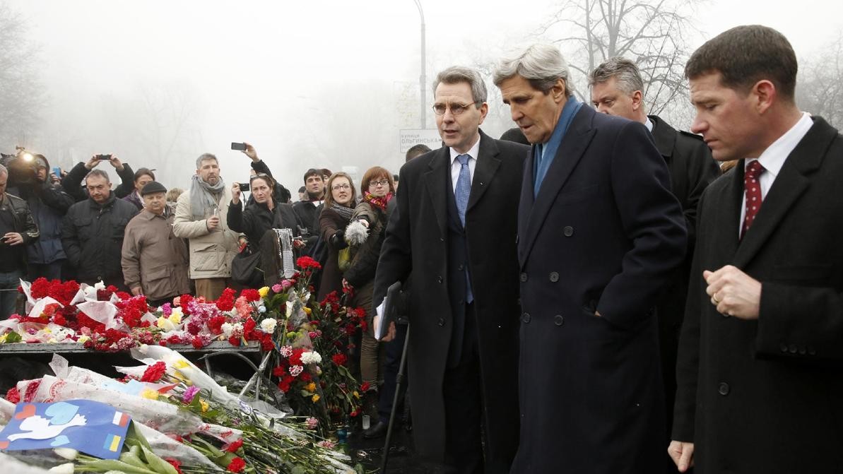 Керри пришел на Институтскую вместе с послом Джеффри Пайеттом