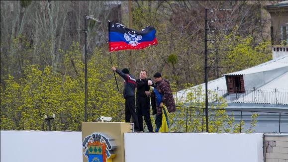 На здании исполкома Краматорска водружен флаг "донецкой республики"