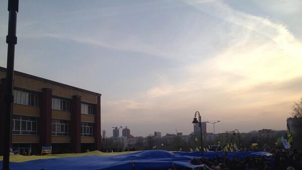 На площади развернули огромный флаг Украины