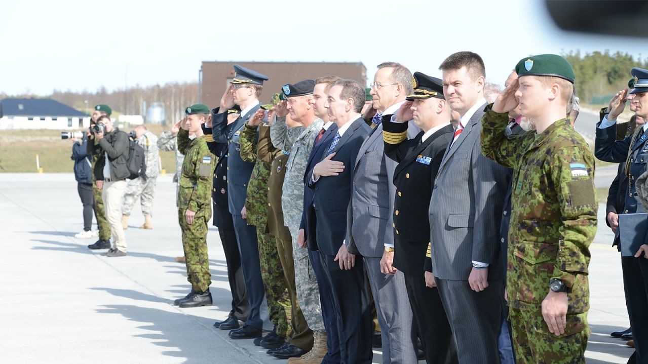 Десантников приветствовало высшее руководство Эстонии