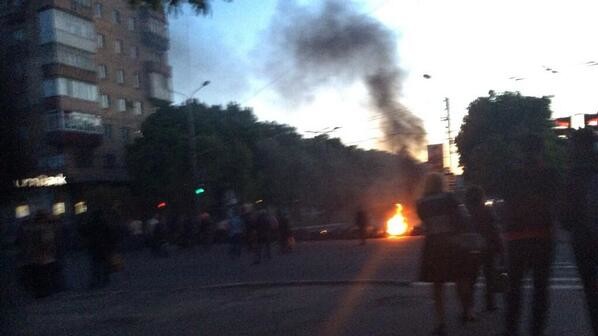 В Мариуполе перекрыта центральная улица, под горсоветом горят шины