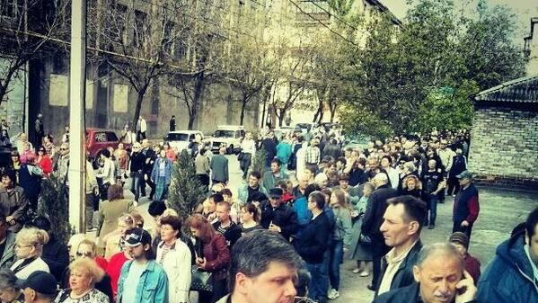 В Мариуполе открыты всего четыре участка, чем и объясняются очереди