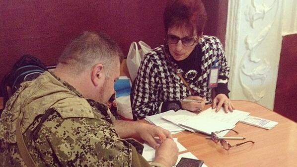 В Славянске террористы голосуют вооруженные автоматами