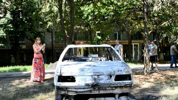 От попадания осколка загорелся автомобиль на ул.Батюка. Всего на этом перекрёстке ранены 9 человек, погибших нет