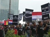 Сотни людей провели акцию протеста у посольства РФ в Малайзии